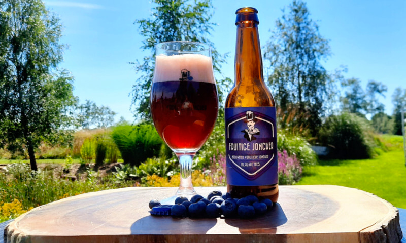 Vrolijcke Joncker bier in tuin
